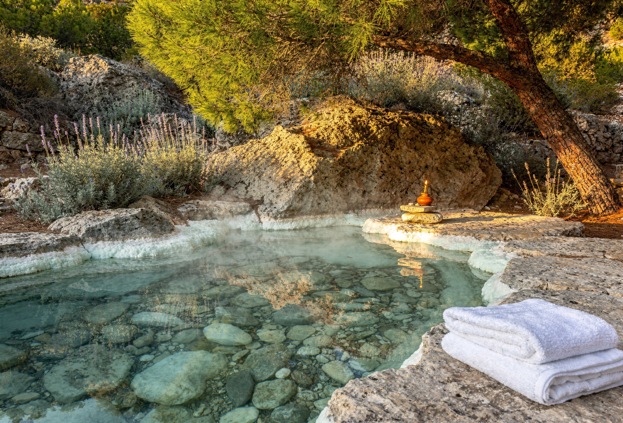 Kayalıklara oyulmuş doğal termal mineral havuz