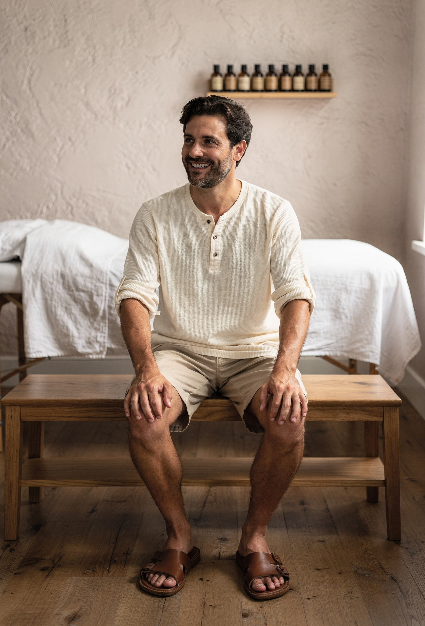 Tedavi odasında oturan erkek masaj terapisti portresi